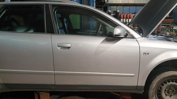 Foto: TÜR VORNE RECHTS eines Audi A4 Avant 2.0 Attraction