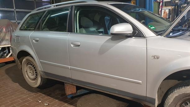 Foto: TÜR VORNE RECHTS eines Audi A4 Avant 2.0 Attraction