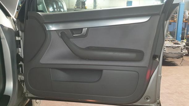 Foto: TÜR VORNE RECHTS eines Audi A4 Avant 2.0 Attraction
