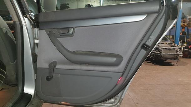 Foto: TÜR VORNE RECHTS eines Audi A4 Avant 2.0 Attraction
