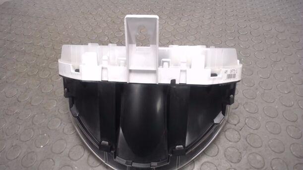 Foto: TACHOEINHEIT / INSTRUMENTENTAFEL eines Mazda 2 1.5 Attraction