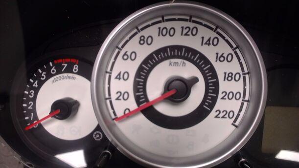 Foto: TACHOEINHEIT / INSTRUMENTENTAFEL eines Mazda 2 1.5 Attraction
