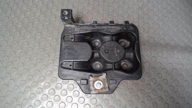 Foto: BATTERIEABLAGE/ ABLAGE BATTERIE eines VW Golf 1.6 Attraction