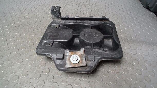 Foto: BATTERIEABLAGE/ ABLAGE BATTERIE eines VW Golf 1.6 Attraction