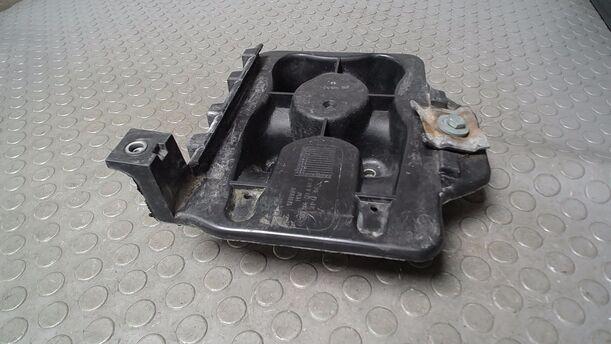 Foto: BATTERIEABLAGE/ ABLAGE BATTERIE eines VW Golf 1.6 Attraction