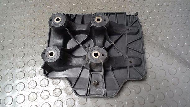 Foto: BATTERIEABLAGE/ ABLAGE BATTERIE eines VW Golf 1.6 Attraction