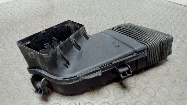 Foto: LUFTSTUTZEN / ANSAUGUNG eines Audi A4 Avant 2.0