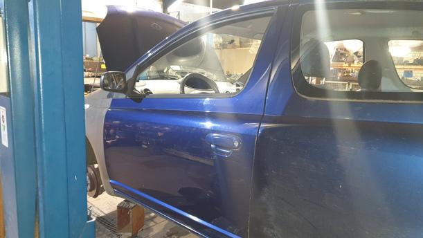 Foto: TÜR VORN LINKS ( 2/3 TÜRER ) eines Toyota Yaris 1.0