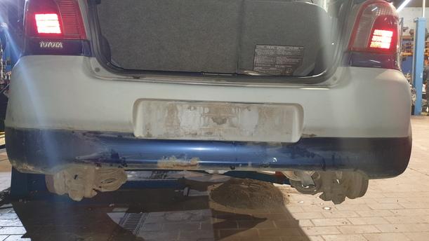 Foto: STOSSFÄNGER/ STOßSTANGE OBERTEIL HINTEN eines Toyota Yaris 1.0