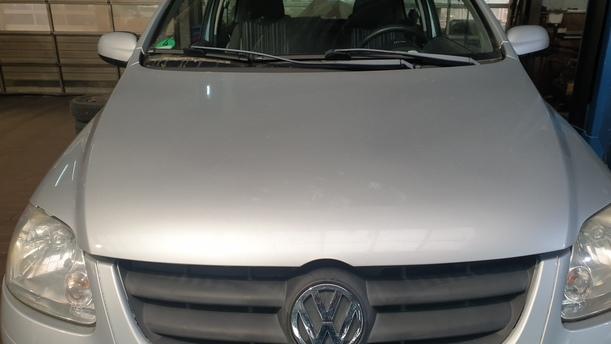 Foto: MOTORHAUBE eines VW Fox 1.2
