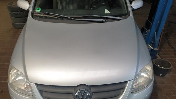 Foto: MOTORHAUBE eines VW Fox 1.2