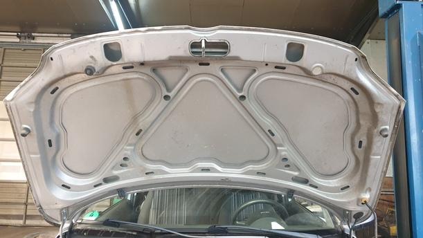 Foto: MOTORHAUBE eines VW Fox 1.2