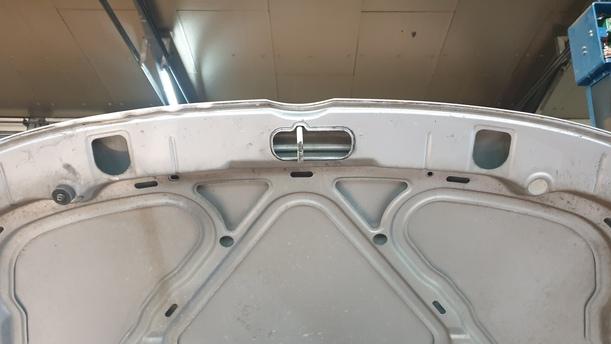 Foto: MOTORHAUBE eines VW Fox 1.2