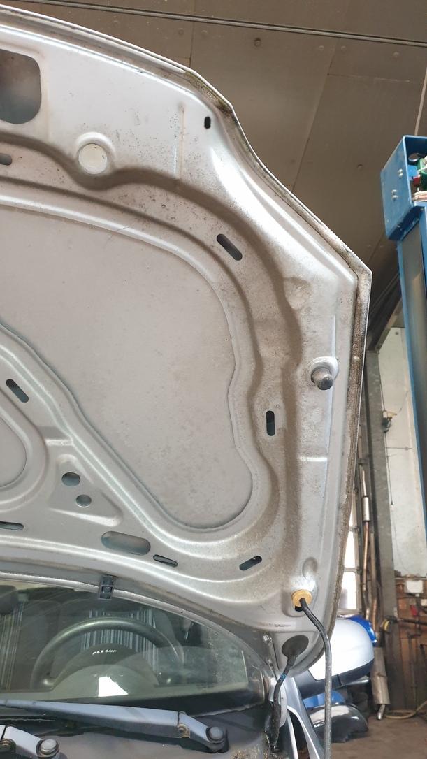Foto: MOTORHAUBE eines VW Fox 1.2