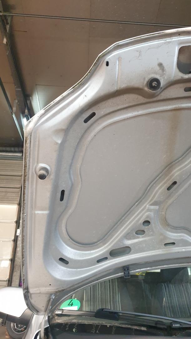 Foto: MOTORHAUBE eines VW Fox 1.2