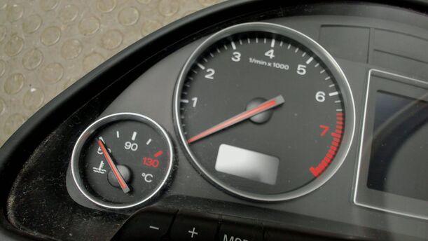 Foto: TACHOEINHEIT / KOMBIINSTRUMENT eines Audi A4 Avant 2.0 Style