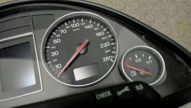 Foto: TACHOEINHEIT / KOMBIINSTRUMENT eines Audi A4 Avant 2.0 Style