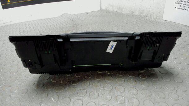 Foto: TACHOEINHEIT / KOMBIINSTRUMENT eines Audi A4 Avant 2.0 Style