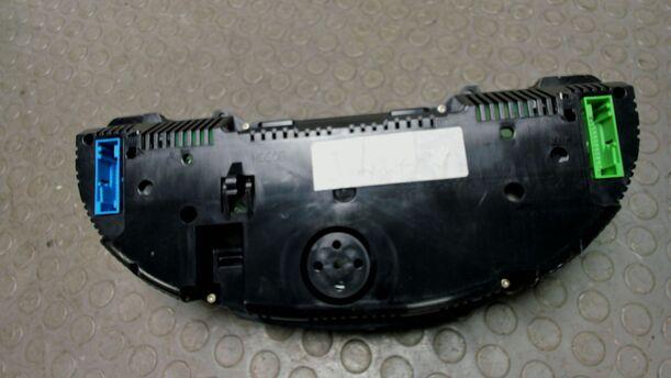 Foto: TACHOEINHEIT / KOMBIINSTRUMENT eines Audi A4 Avant 2.0 Style
