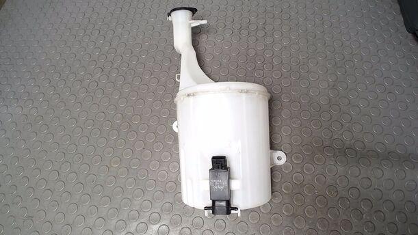 Foto: SCHEIBENWASCHBEHÄLTER eines Toyota Yaris 1.0 Style
