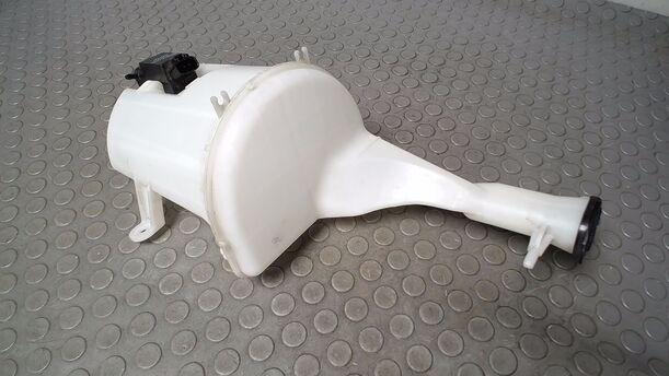 Foto: SCHEIBENWASCHBEHÄLTER eines Toyota Yaris 1.0 Style