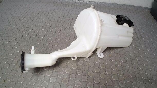 Foto: SCHEIBENWASCHBEHÄLTER eines Toyota Yaris 1.0 Style