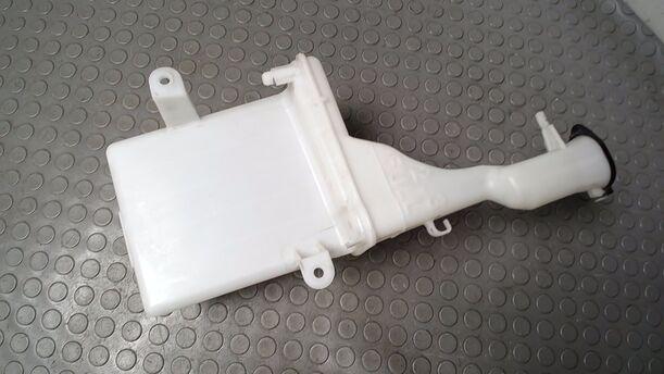 Foto: SCHEIBENWASCHBEHÄLTER eines Toyota Yaris 1.0 Style