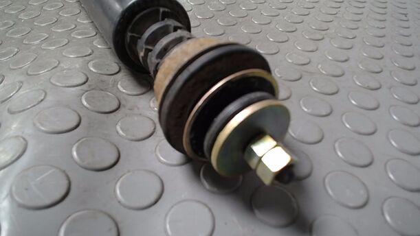 Foto: STOSSDÄMPFER HINTEN eines Toyota Yaris 1.0 Style