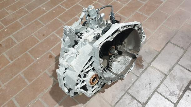 Foto: SCHALTGETRIEBE 6-GANG eines Opel Astra 2.0 CDTI DPF ecoFLEX SportsTourer Start/Stop
