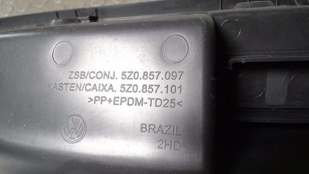 Foto: HANDSCHUHFACH eines VW Fox 1.2 Style