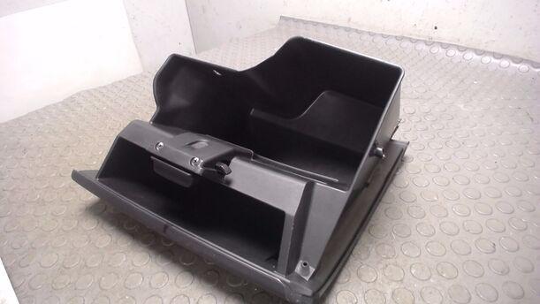 Foto: HANDSCHUFACH eines Mazda 2 1.5 Style