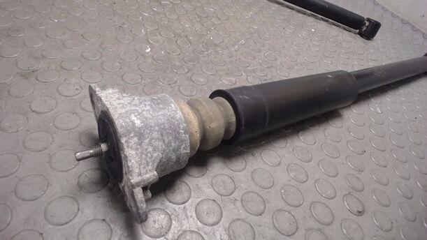Foto: STOSSDÄMPFERPAAR eines Mazda 2 1.5