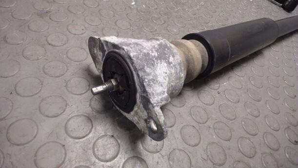 Foto: STOSSDÄMPFERPAAR eines Mazda 2 1.5