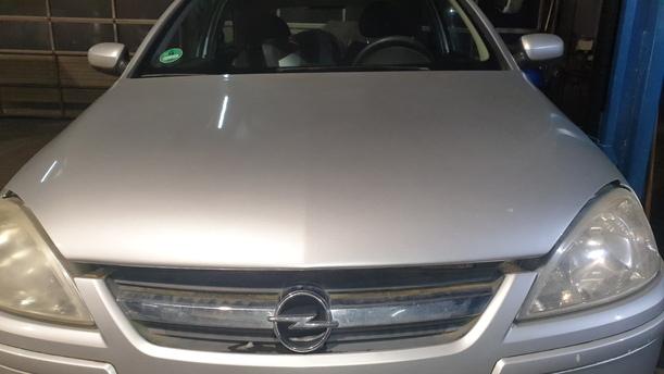 Foto: MOTORHAUBE eines Opel Corsa 1.0 12V
