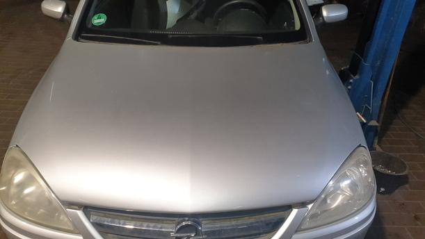 Foto: MOTORHAUBE eines Opel Corsa 1.0 12V