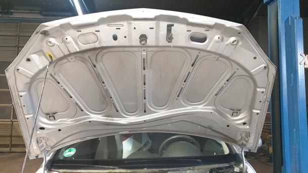 Foto: MOTORHAUBE eines Opel Corsa 1.0 12V