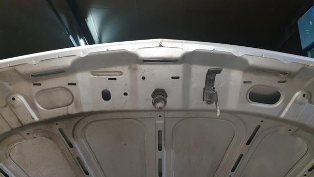 Foto: MOTORHAUBE eines Opel Corsa 1.0 12V