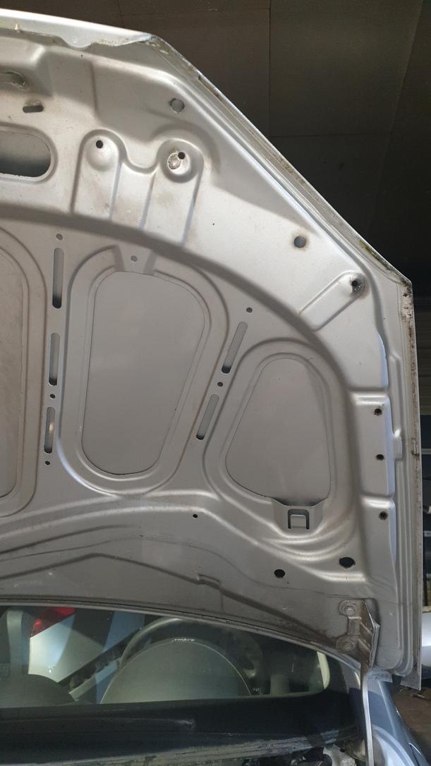 Foto: MOTORHAUBE eines Opel Corsa 1.0 12V