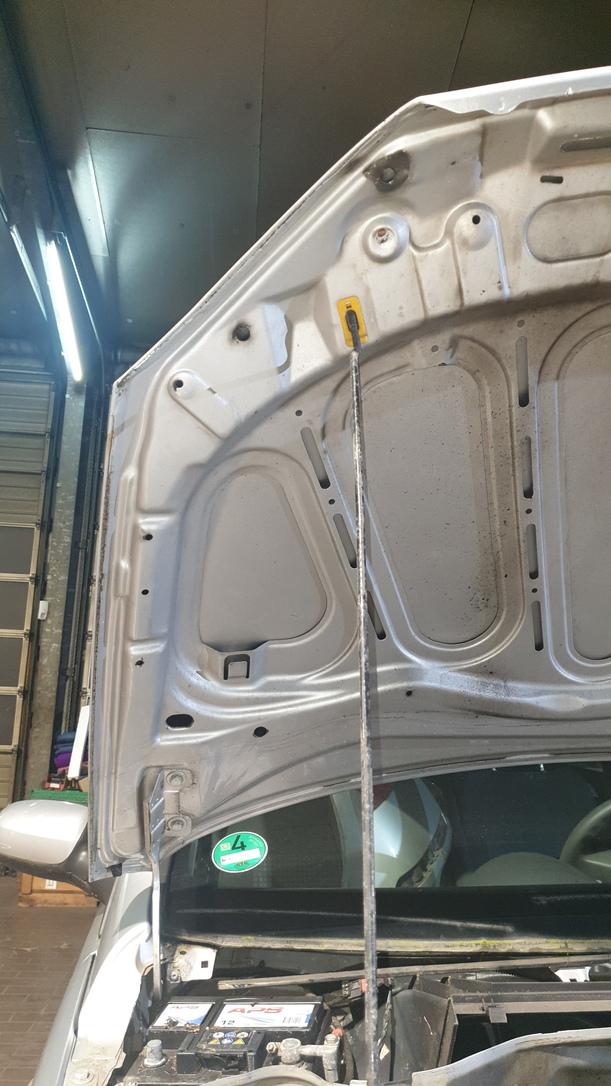 Foto: MOTORHAUBE eines Opel Corsa 1.0 12V