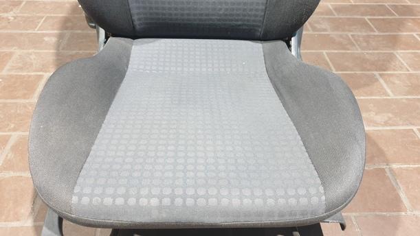 Foto: SITZ 1.REIHE LINKS / FAHRERSITZ (2/3-TÜRER) eines Opel Corsa 1.0 12V