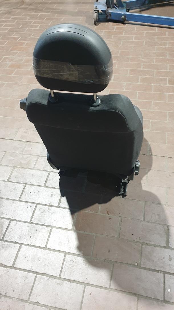Foto: SITZ 1.REIHE LINKS / FAHRERSITZ (2/3-TÜRER) eines Opel Corsa 1.0 12V