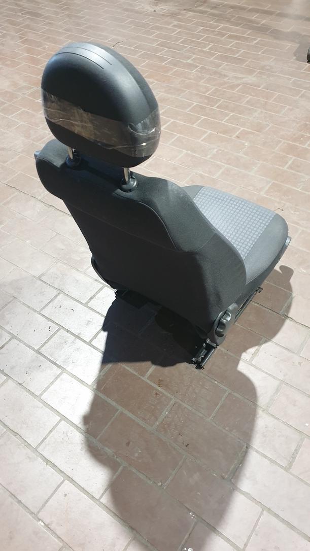 Foto: SITZ 1.REIHE LINKS / FAHRERSITZ (2/3-TÜRER) eines Opel Corsa 1.0 12V