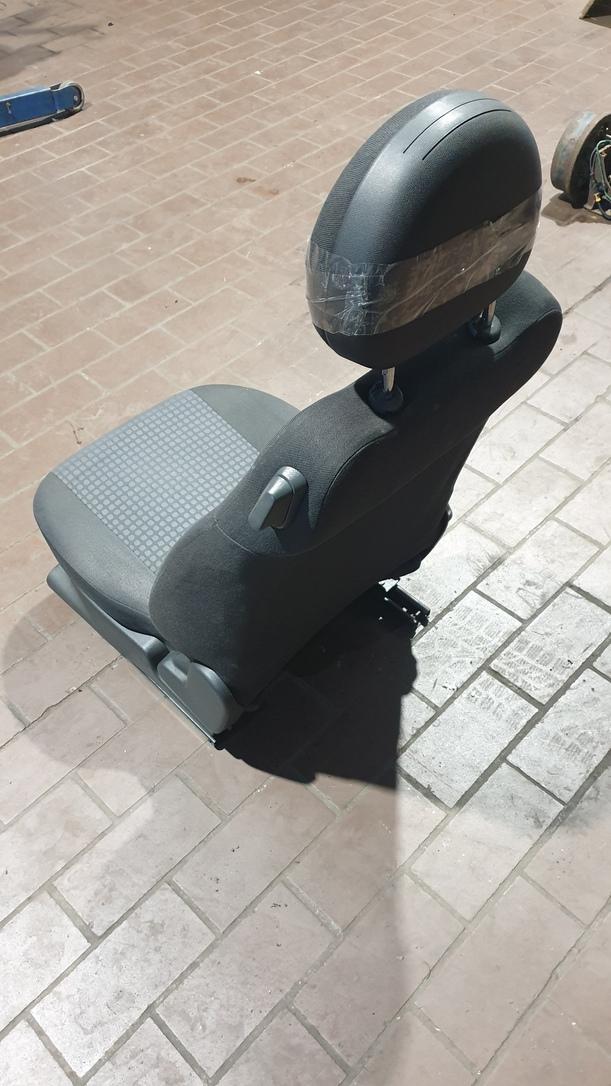Foto: SITZ 1.REIHE LINKS / FAHRERSITZ (2/3-TÜRER) eines Opel Corsa 1.0 12V