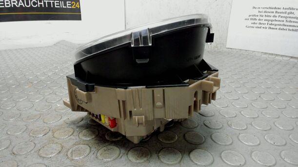 Foto: TACHOEINHEIT / KOMBIINSTRUMENT eines Toyota Aygo L