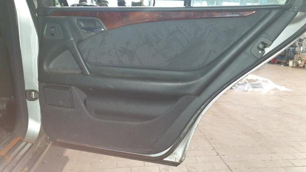 Foto: TÜR HINTEN RECHTS ( LIMOUSINE ) eines Mercedes-Benz E 200 L