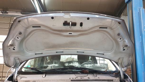 Foto: MOTORHAUBE eines Ford Ka 1.2 L