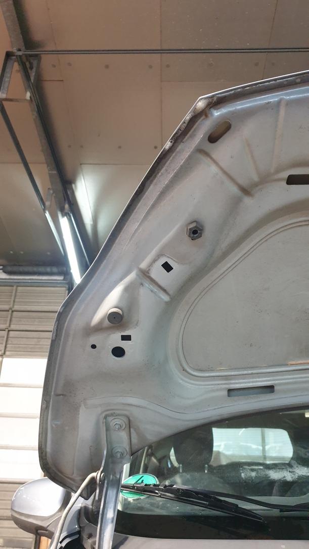 Foto: MOTORHAUBE eines Ford Ka 1.2 L