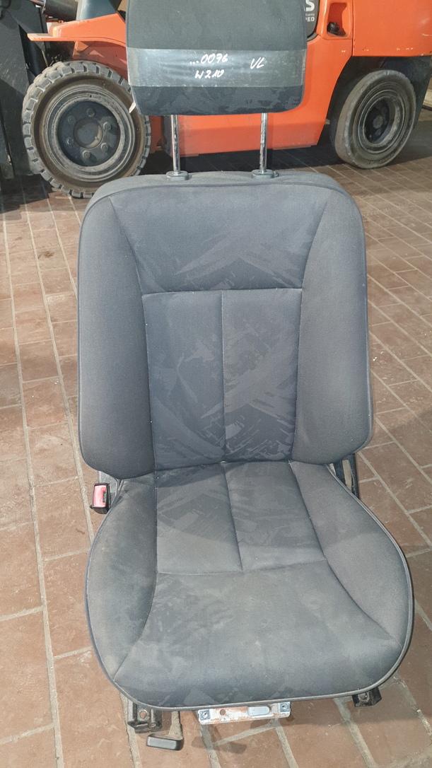 Foto: SITZVORN LINKS / FAHRERSITZ eines Mercedes-Benz E 200 L