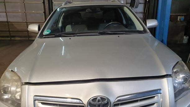 Foto: MOTORHAUBE ( 11.2008 ) eines Toyota Avensis 1.8 VVT-i Combi L