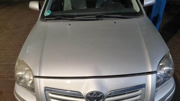 Foto: MOTORHAUBE ( 11.2008 ) eines Toyota Avensis 1.8 VVT-i Combi L